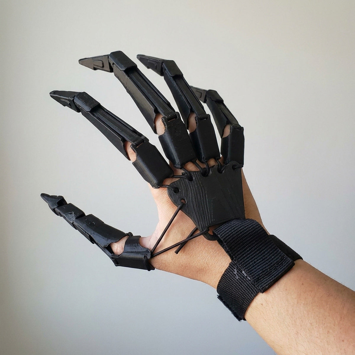 Finger Extension Claws with Articulated Joints and Elastic Wrist Strap, Pair Set All Vera Mart