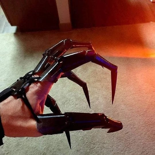Finger Extension Claws with Articulated Joints and Elastic Wrist Strap, Pair Set All Vera Mart