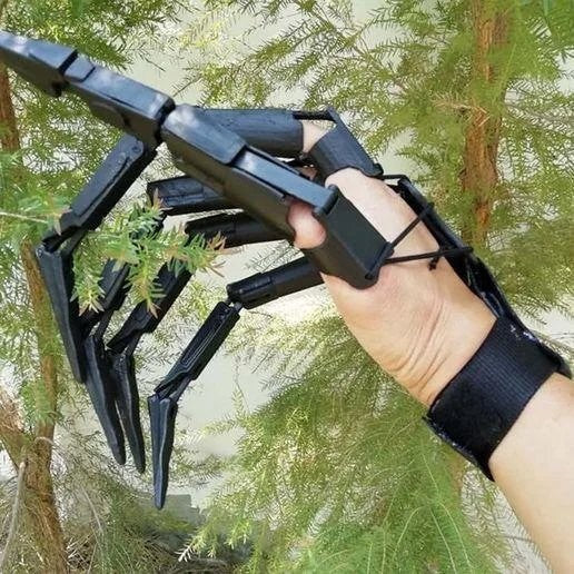 Finger Extension Claws with Articulated Joints and Elastic Wrist Strap, Pair Set All Vera Mart